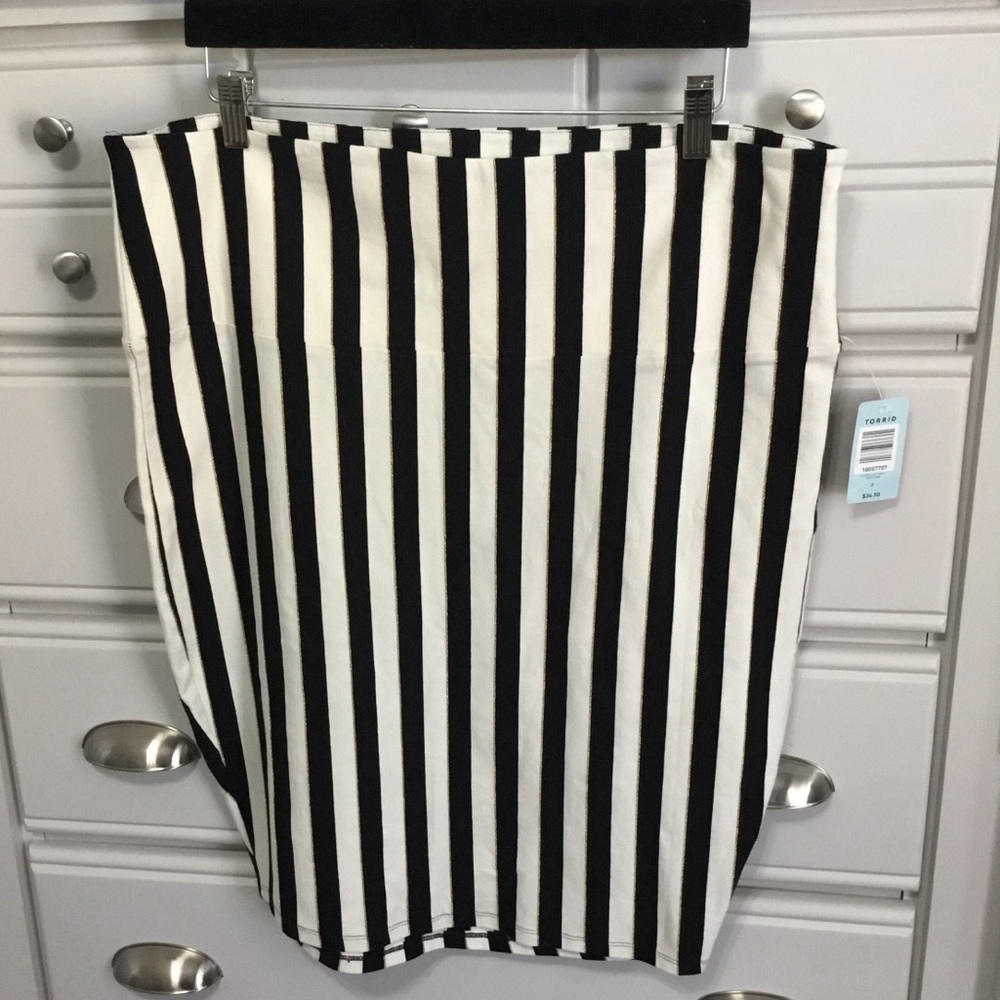 NWT TORRID Black White Metallic Stripe Asymmetrical Skirt size 2 Desk To Dinner